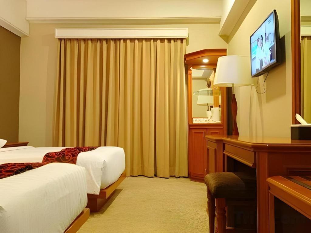 Royal Denai Hotel Bukittinggi Exterior photo