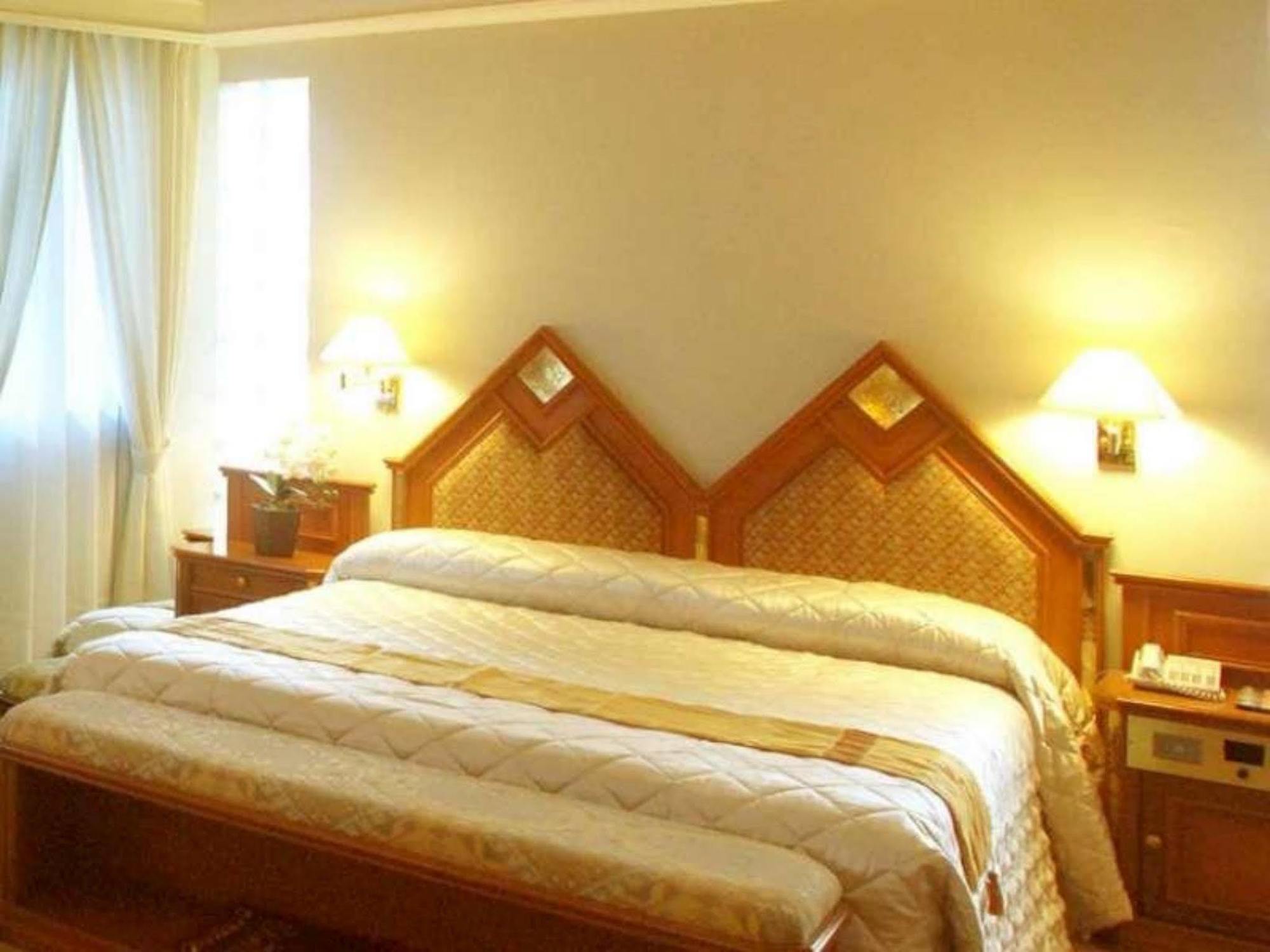 Royal Denai Hotel Bukittinggi Exterior photo